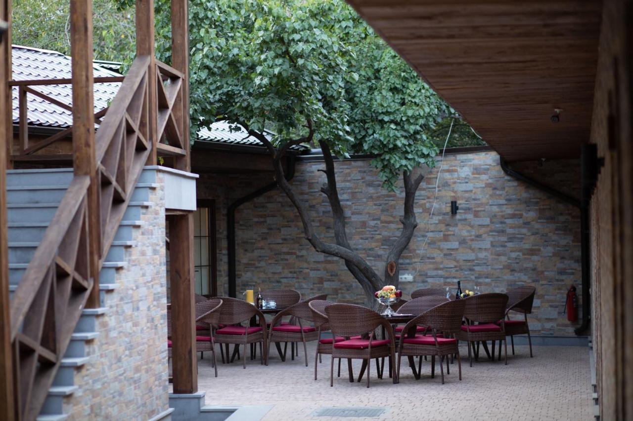 Boutique Living Hotel By Arta Yerevan Bagian luar foto