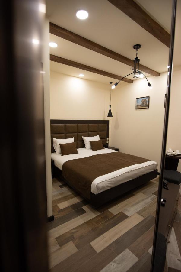 Boutique Living Hotel By Arta Yerevan Bagian luar foto