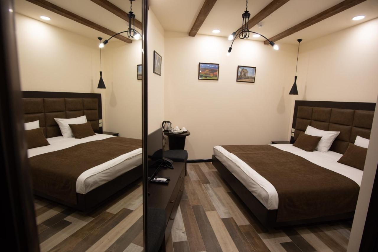 Boutique Living Hotel By Arta Yerevan Bagian luar foto