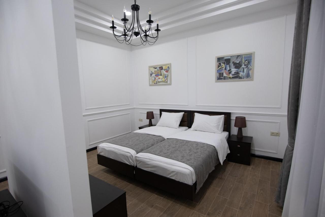 Boutique Living Hotel By Arta Yerevan Bagian luar foto