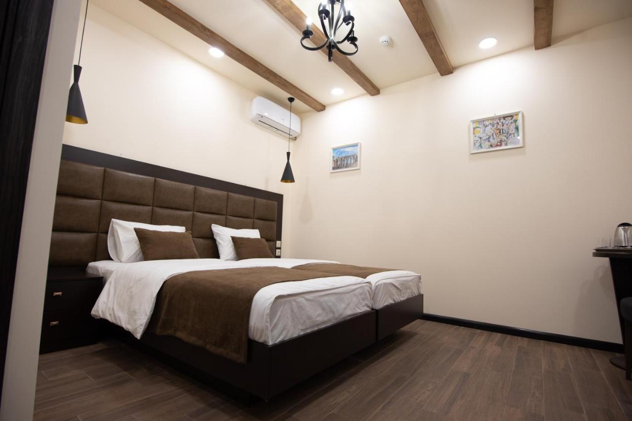 Boutique Living Hotel By Arta Yerevan Bagian luar foto