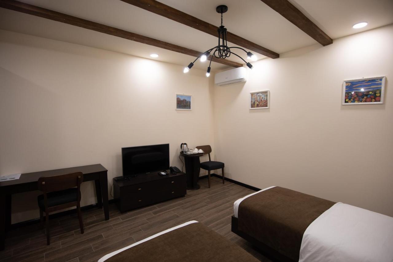 Boutique Living Hotel By Arta Yerevan Bagian luar foto